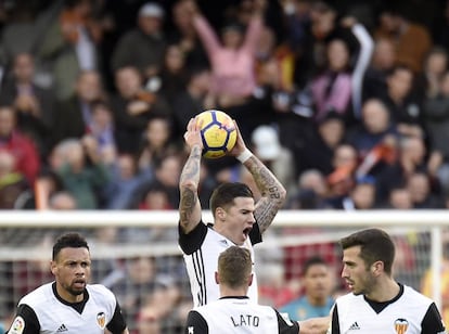 Santiago Mina celebra el primer gol del Valencia ante el Real Madrid.