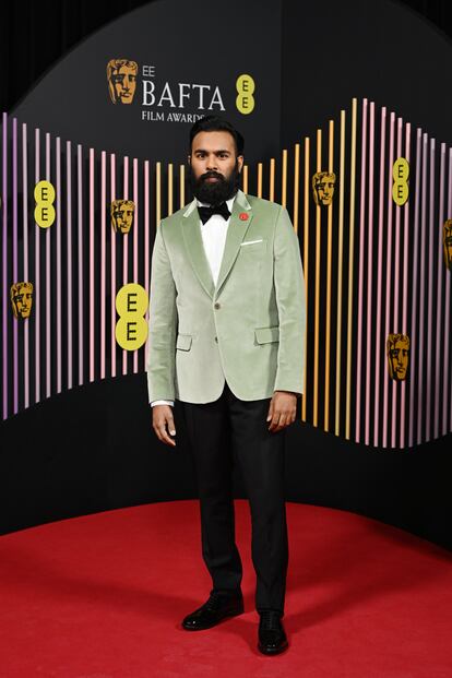 Himesh Patel ('Yesterday') dio un toque de color a su atuendo con esta chaqueta verde de terciopelo.