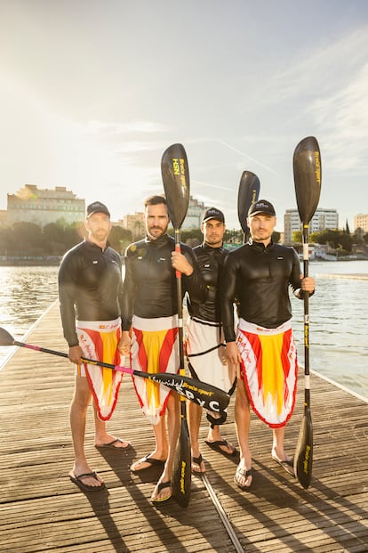 De izquierda a derecha, Carlos Arévalo, Saúl Craviotto, Rodrigo Germade y Marcus Cooper, los componenetes del equipo español de equipo de K4 500, posan en Sevilla.