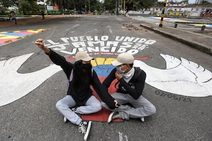 Dos jóvenes se manifiestan durante el paro nacional en el sur de Cali.