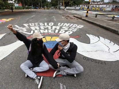 Dos jóvenes se manifiestan durante el paro nacional en el sur de Cali.