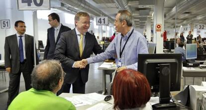 Juan Carlos Moragues, consejero de Hacienda, en el centro con corbata, en un punto de la campaña presencial del IRPF en Valencia.