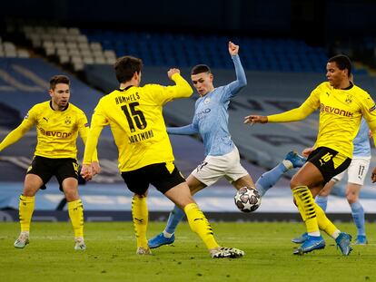 Foden maniobra entre los defensas del Dortmund.