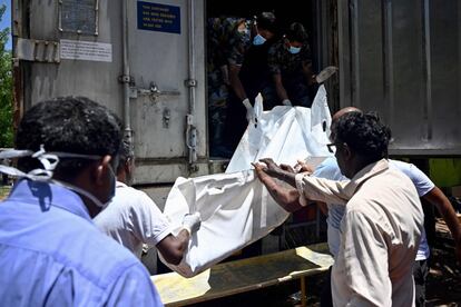 Soldados y personal sanitario trasladan el cuerpo de una de las víctimas al hospital en Negombo, este lunes.
