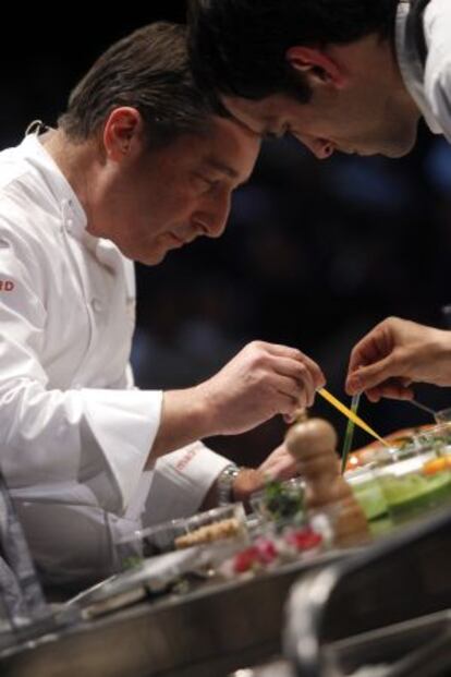 El cocinero Joan Roca prepara uno de sus platos.