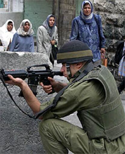 Un soldado israelí durante los combates registrados este domingo en Hebron.