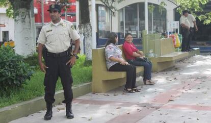 Um policial em Zacatecoluca, El Salvador.