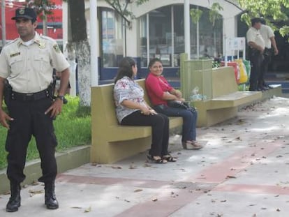 Un polic&iacute;a municipal en Zacatecoluca, El Salvador.