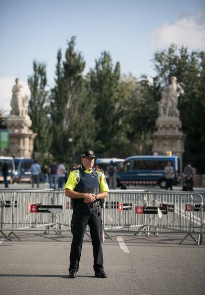 En los alrededores del parque, un lugar típico de ocio al aire libre, hay un gran despliegue policial de agentes antidisturbios (BRIMO, ARRO) y seguridad ciudadana (USC) que controlan los accesos.