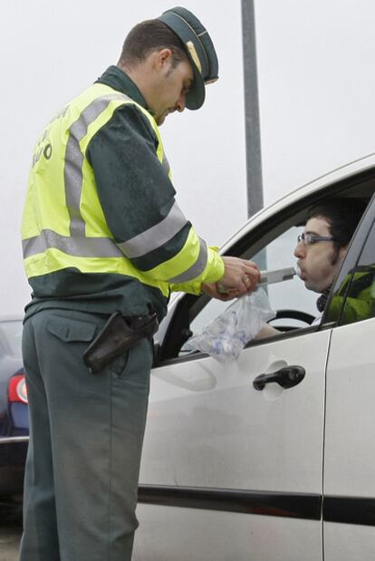 Un agente realiza un control de alcoholemia.