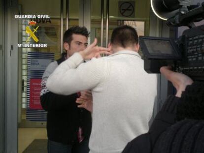 El guardia civil explica cómo lo encañonó el atracador del banco.