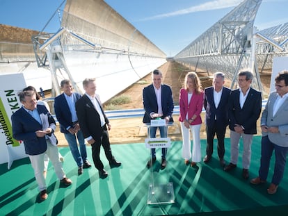 Pedro Sánchez, presidente del Gobierno, inaugurando la planta termosolar más grande de Europa en Sevilla.