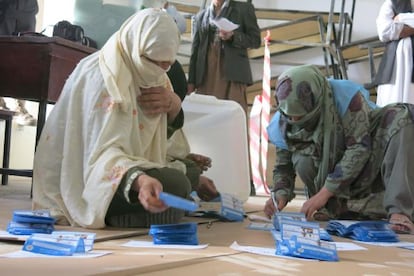 Contagem de cédulas em Kandahar.