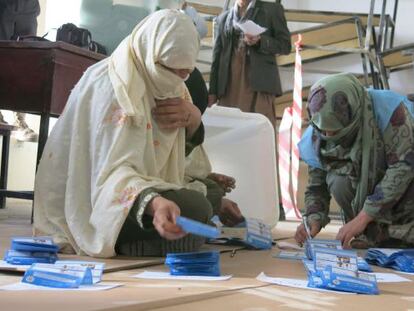 Contagem de cédulas em Kandahar.