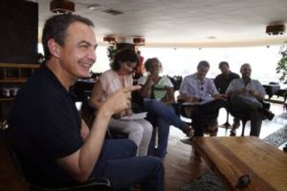 El expresidente del Gobierno José Luis Rodríguez Zapatero durante la reunión que ha mantenido con la prensa en Lanzarote, su lugar habitual de vacaciones desde hace años.