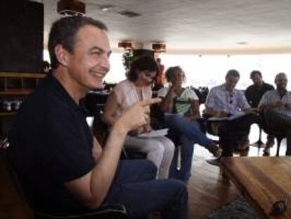 El expresidente del Gobierno José Luis Rodríguez Zapatero durante la reunión que ha mantenido con la prensa en Lanzarote, su lugar habitual de vacaciones desde hace años.