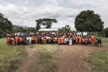 En el distrito de Kiboga, se encuentra este orfanato con 170 niños de diferentes edades donde aprenden a leer y escribir, matemáticas o física y al menos tener una comida al día asegurada. Es el Club Rotary.