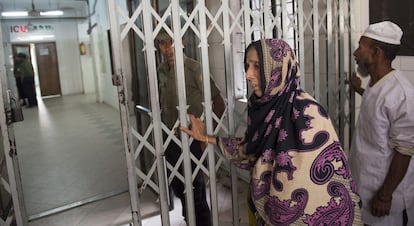 A mãe de Abul Bajadar aguarda o resultado da operação no hospital.