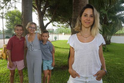 María Iranzo, en primer plano, junto a sus hijos Luis y Álvaro y su madre, Mayte Cabrera, en Denia (Alicante), el jueves.