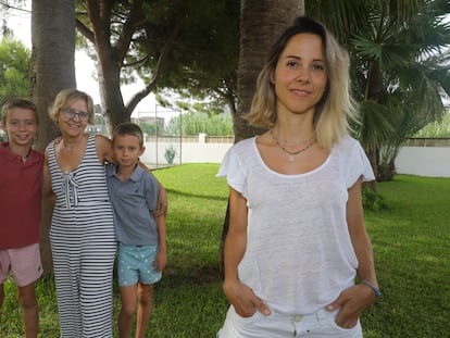 María Iranzo, en primer plano, junto a sus hijos Luis y Álvaro y su madre, Mayte Cabrera, en Denia (Alicante), el jueves.