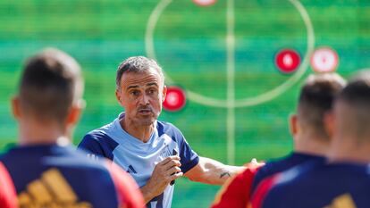 Luis Enrique, da instrucciones en una pantalla gigante durante el entrenamiento de este jueves en la Ciudad del Fútbol.