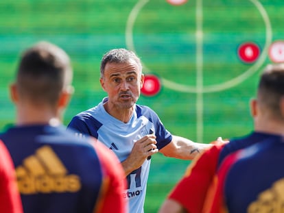 Luis Enrique, da instrucciones en una pantalla gigante durante el entrenamiento de este jueves en la Ciudad del Fútbol.