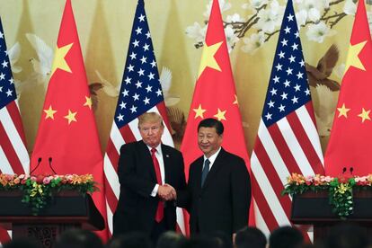 Donald Trump poasa para la foto con el presidente chino Xi Jinping, tras la rueda de prensa en el Gran Palacio del Pueblo en Pekín (China) el 9 de noviembre de 2017.