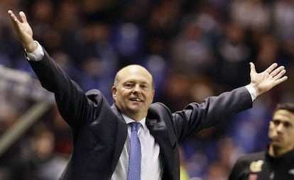 Pepe Mel, entrenador del Deportivo, gesticula durante el último partido de su equipo contra el Betis.