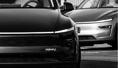 Frontal Robotaxi de Tesla en blanco y negro