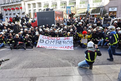 Manifestación de bomberos de la Comunidad de Madrid para protestar por la falta de inversión, el 20 de diciembre de 2023.