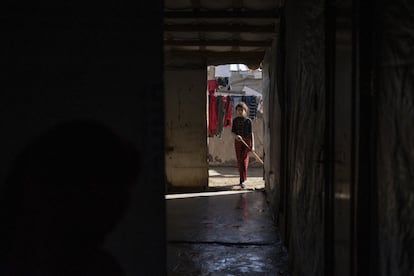 Las niñas abandonan la escuela: muchas no pueden continuar sus estudios a partir de cuarto de Primaria y son las que ayudan a sus madres en las tareas del hogar. En la imagen, una menor de edad realiza labores de limpieza en una de las viviendas del asentamiento informal Terbol Dalhsmeyeh 052.