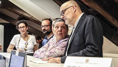 Els diputats de Junts pel Sí Marta Rovira i Lluís Corominas (primera i quart per l'esquerra) i els de la CUP Benet Salellas i Gabriela Serra, dilluns passat al Parlament de Catalunya.