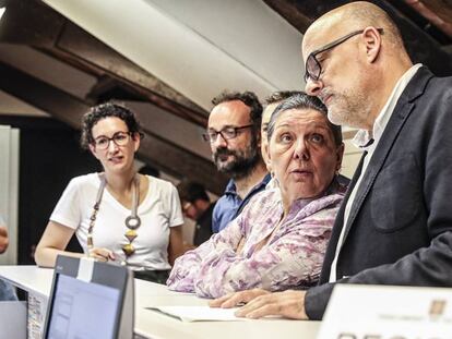 Els diputats de Junts pel Sí Marta Rovira i Lluís Corominas (primera i quart per l'esquerra) i els de la CUP Benet Salellas i Gabriela Serra, dilluns passat al Parlament de Catalunya.