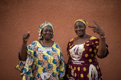 Thérèse (izquierda) y Delphine Ouedraogo posan para la foto en la escuela de Wentemga, en un barrio de la capital burkinesa.