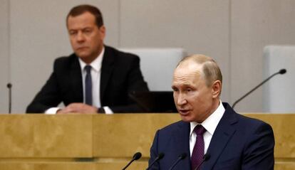 El presidente ruso, Vladímir Putin, y el primer ministro de Rusia, Dmitri Medvédev este martes en Moscú. 