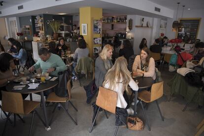 Ambiente una mañana cualquiera en Federal Café.