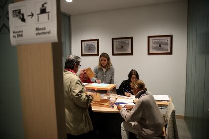 Mesa para las elecciones municipales y autonómicos del 28 de mayo, en el colegio Nuestra Señora del Buen Consejo, en Madrid.