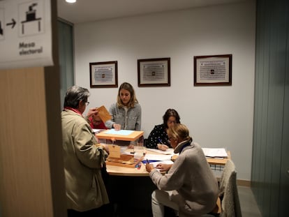 Mesa para las elecciones municipales y autonómicos del 28 de mayo, en el colegio Nuestra Señora del Buen Consejo, en Madrid.