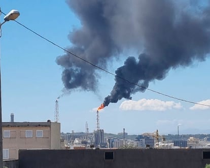 Las antorchas del complejo petroquímico de Tarragona el lunes eliminando los gases de forma controlada tras el apagón eléctrico.
