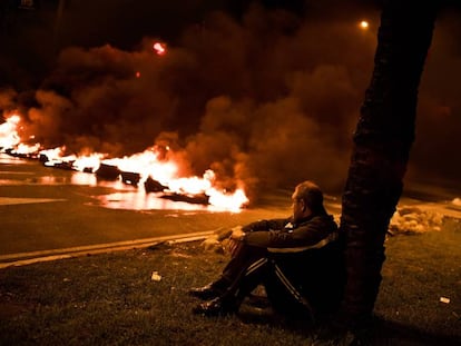 Una barricada de pneumàtics cremant en Mercabarna el 14-N.