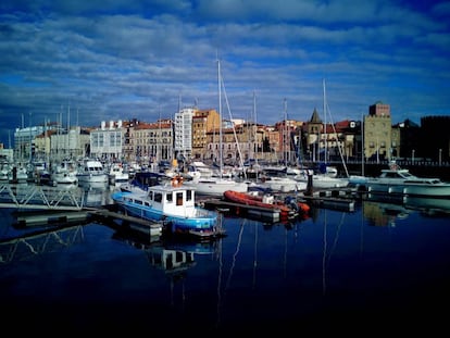 Fachada marítima del barrio de Cimavilla, en Gijón.