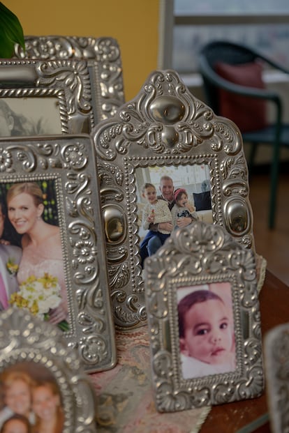 Fotos familiares en la casa de Edmundo González Urrutia.