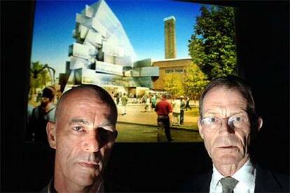 Jacques Herzog (izquierda) y Nicholas Serota, ayer ante una imagen del proyecto de ampliación de la Tate Modern.