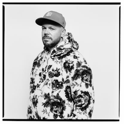 Residente wears a wool jacket and his characteristic cap. “The main thing in art is honesty,” he notes.
