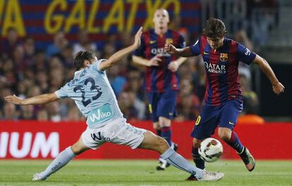 El jugador del Eibar Javi Lara trata de frenar el avance del jugador del Barcelona Sergi Roberto. 