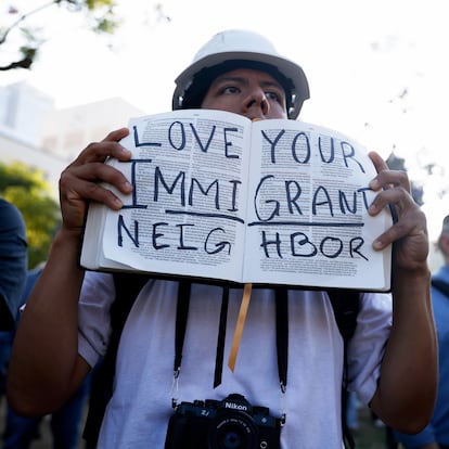 A protester holds up message handwritten inside a Bible during a demonstration in response to a series of U.S. Immigration and Customs Enforcement (ICE) raids throughout the country, Tuesday, June 10, 2025, in Los Angeles. (Stephen Lam/San Francisco Chronicle via AP)
Associated Press / LaPresse
Only italy and spain