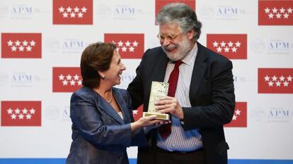 Joaquin Estefania recibe el premio de la APM a toda su trayectoria profesional de manos de Victoria Prego.