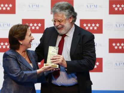 Joaquin Estefania recibe el premio de la APM a toda su trayectoria profesional de manos de Victoria Prego.