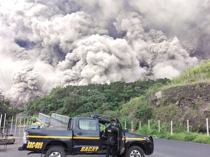 Un equip de recerca i rescat de la policia de Guatemala davant del volcà de Fuego després de l'erupció, el 3 de juny.