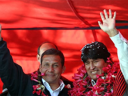 Ollanta Humala (izquierda) y Evo Morales saludan a sus seguidores el lunes en la ciudad boliviana de Copacabana.